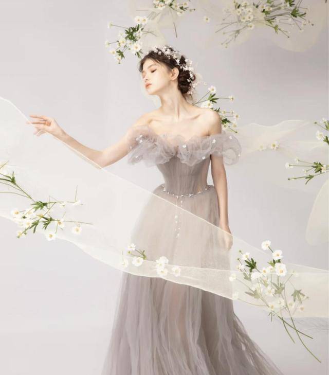 张子枫稚气未脱,穿白色纱裙太仙气驾驭不了,配油头太违和_礼服_蛋糕