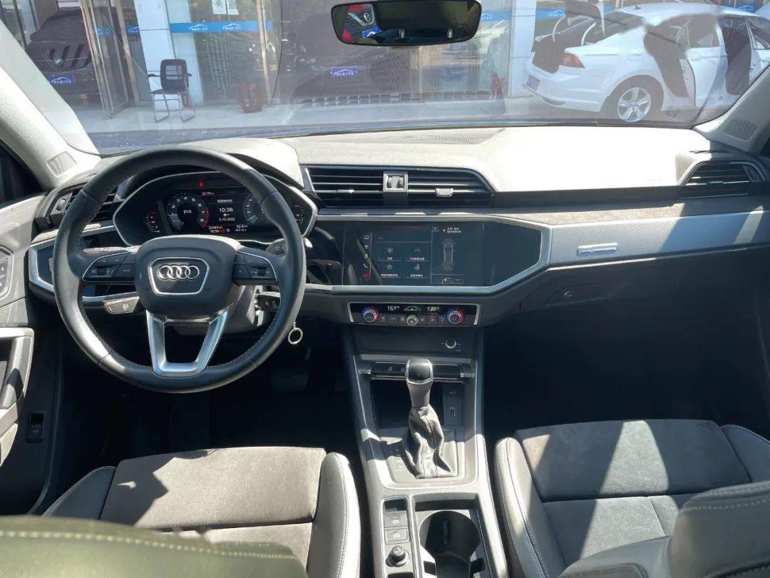 2020款奥迪q3 进取致雅型