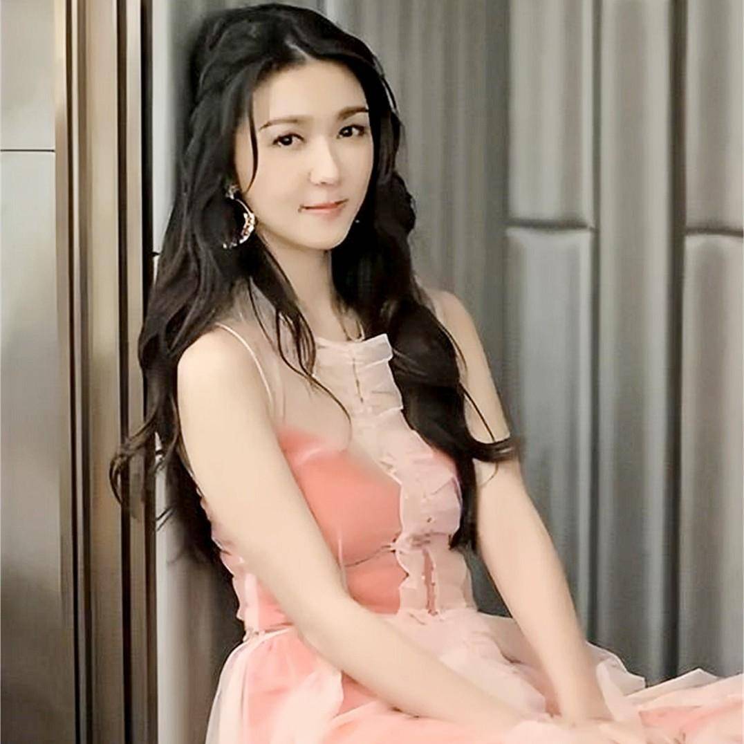 "纯欲鼻祖"薛凯琪:说错话被封7年,成龙曾钦点当儿媳妇_房祖名_姐姐