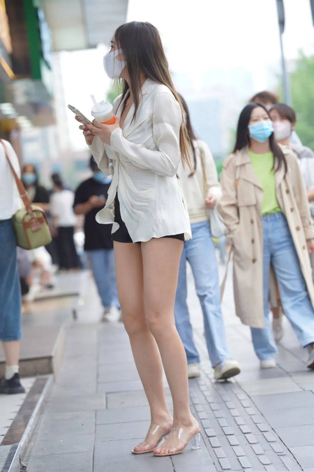 经典又流行的搭配,白色上衣搭配黑色短裤,沉稳大方随性自在