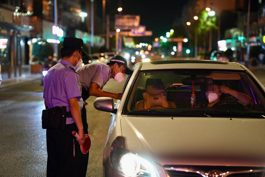 成都双流公安民警国庆在岗_工作_游客_市民