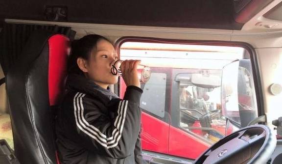 90后美女卡车司机穿越川藏线,冷水淋头提神一年300天不下车_李昕_丈夫