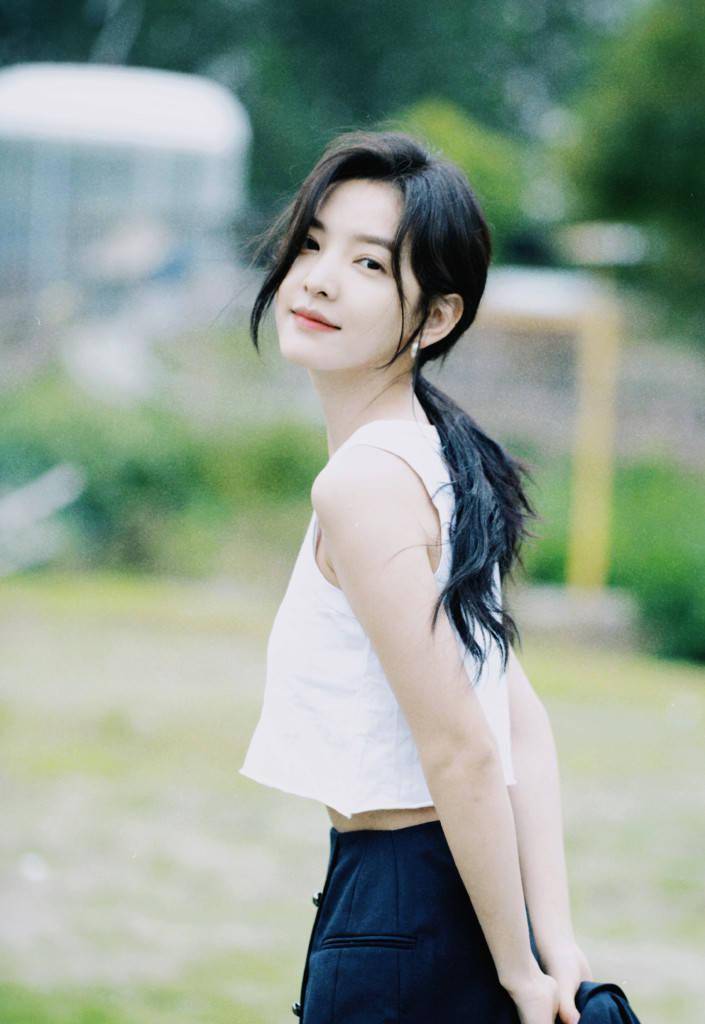 章若楠拍户外写真笑容甜美 头戴雏菊变身田园少女_章若楠_雏菊_写真