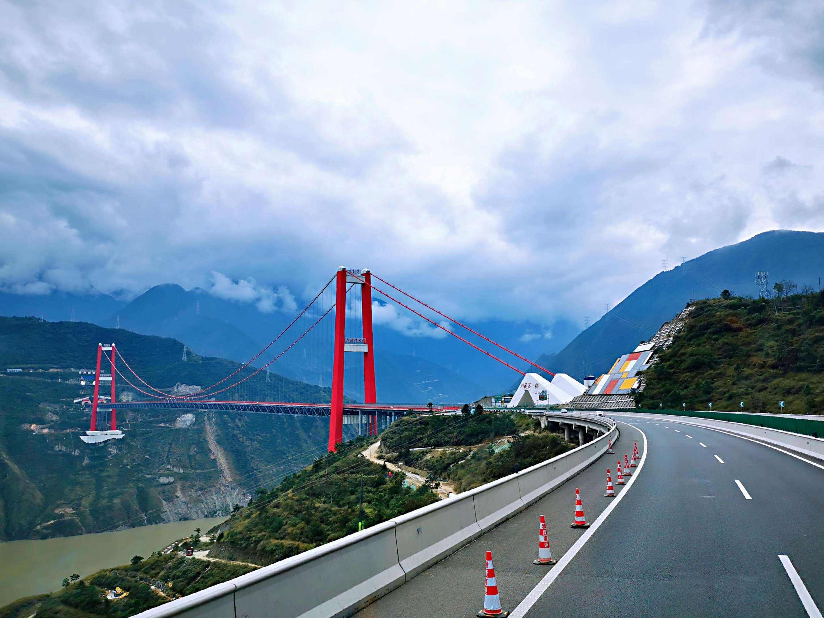 汶马高速汶马高速是汶川到马尔康的高速公路,位于阿坝州,这里也是川西