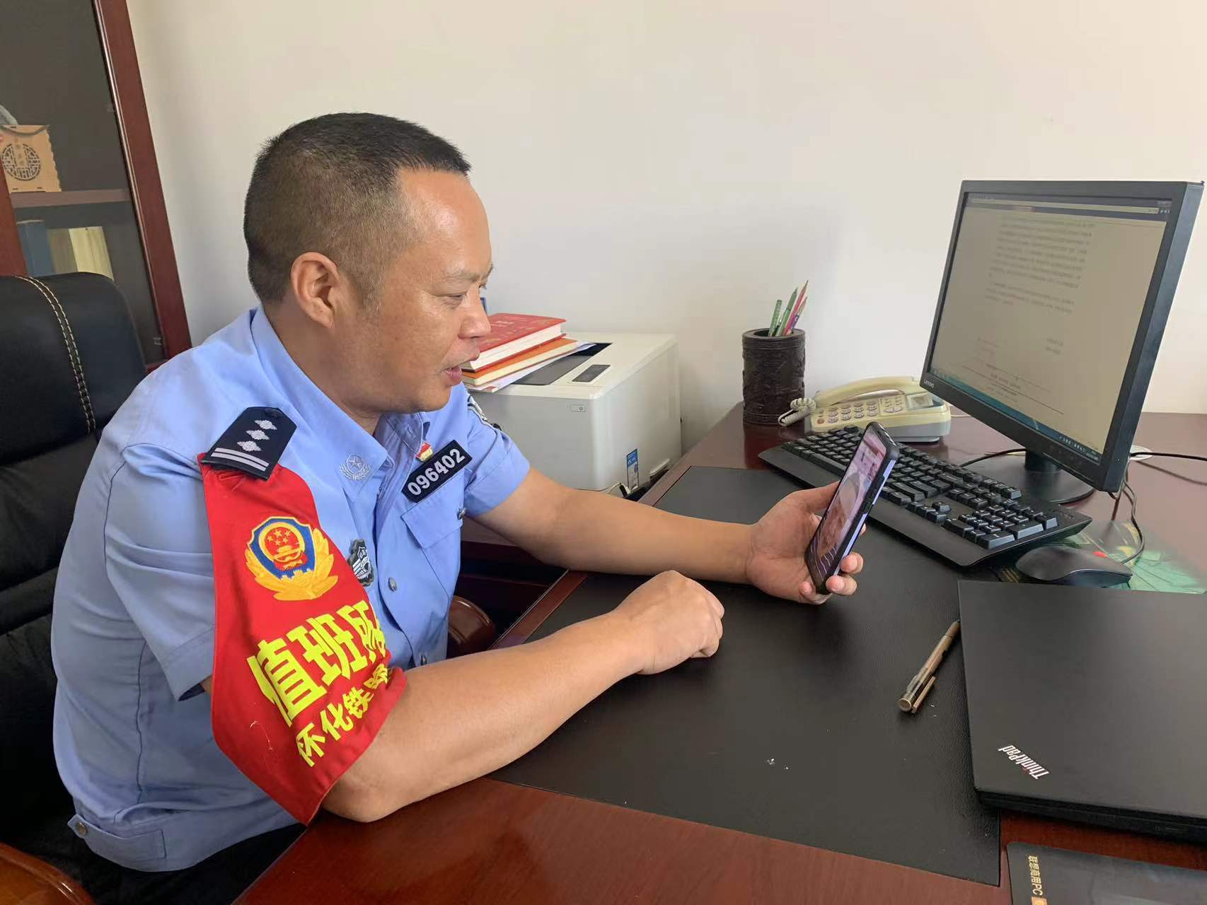 公安事业发展做出的贡献表示感谢,并向他们汇报洞口站派出所这段时间