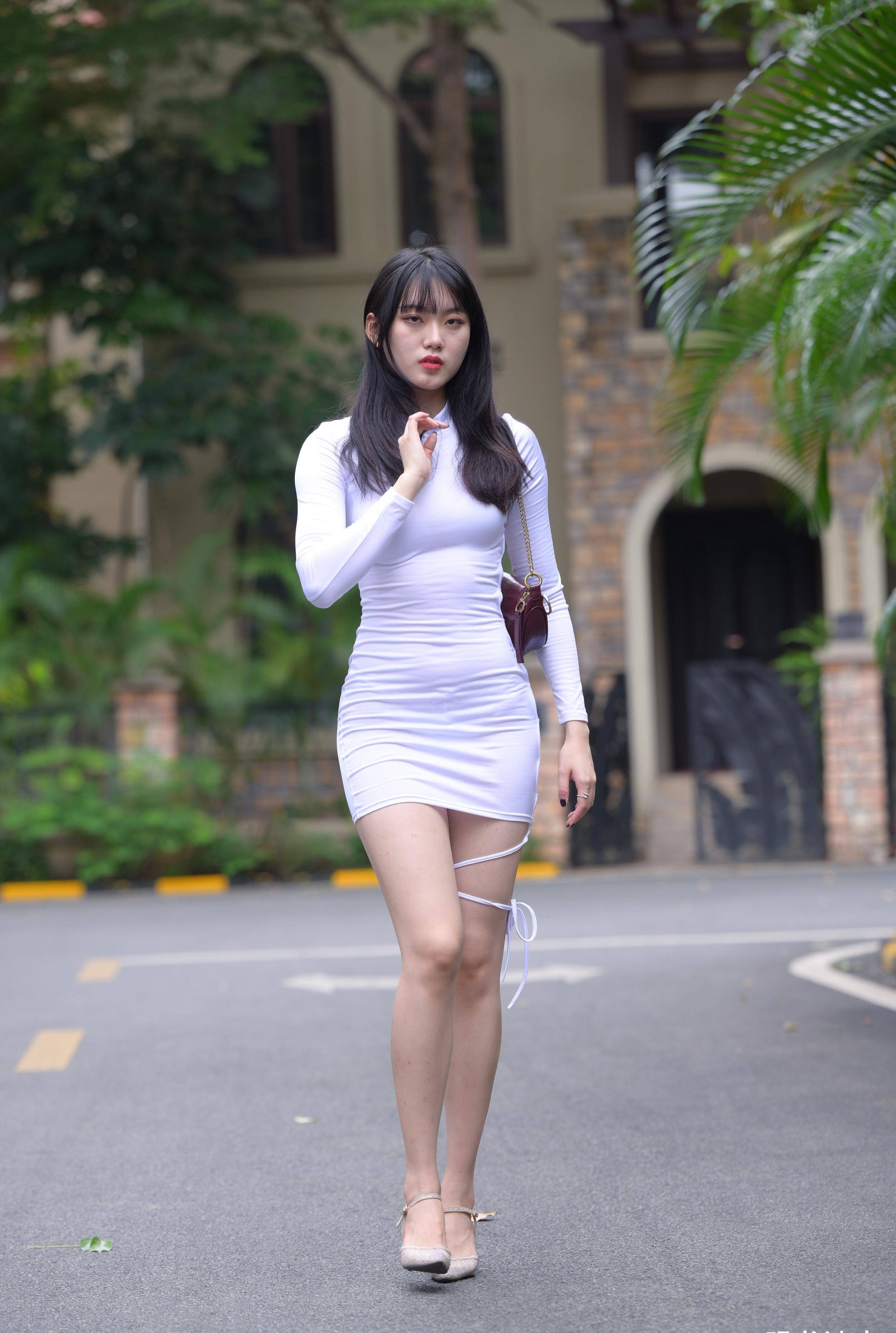 对穿紧身超短裙的女生来说,惹眼的穿搭和身材,容易让人忽略颜值_姑娘