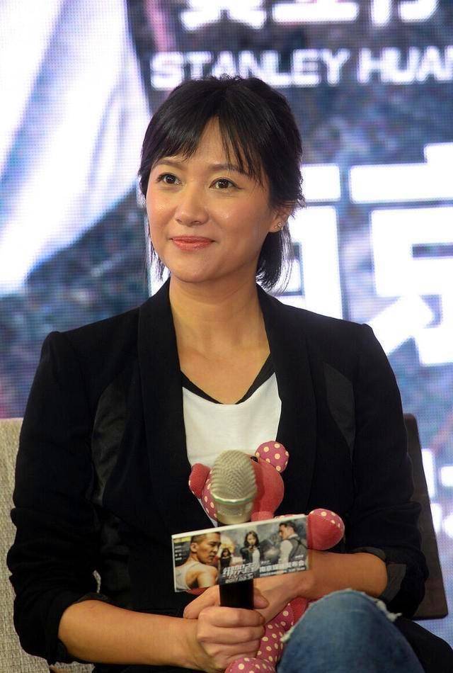 徐静蕾颜值超高,穿着简单又时尚,不愧为很多男生心中的女神_西装_外套