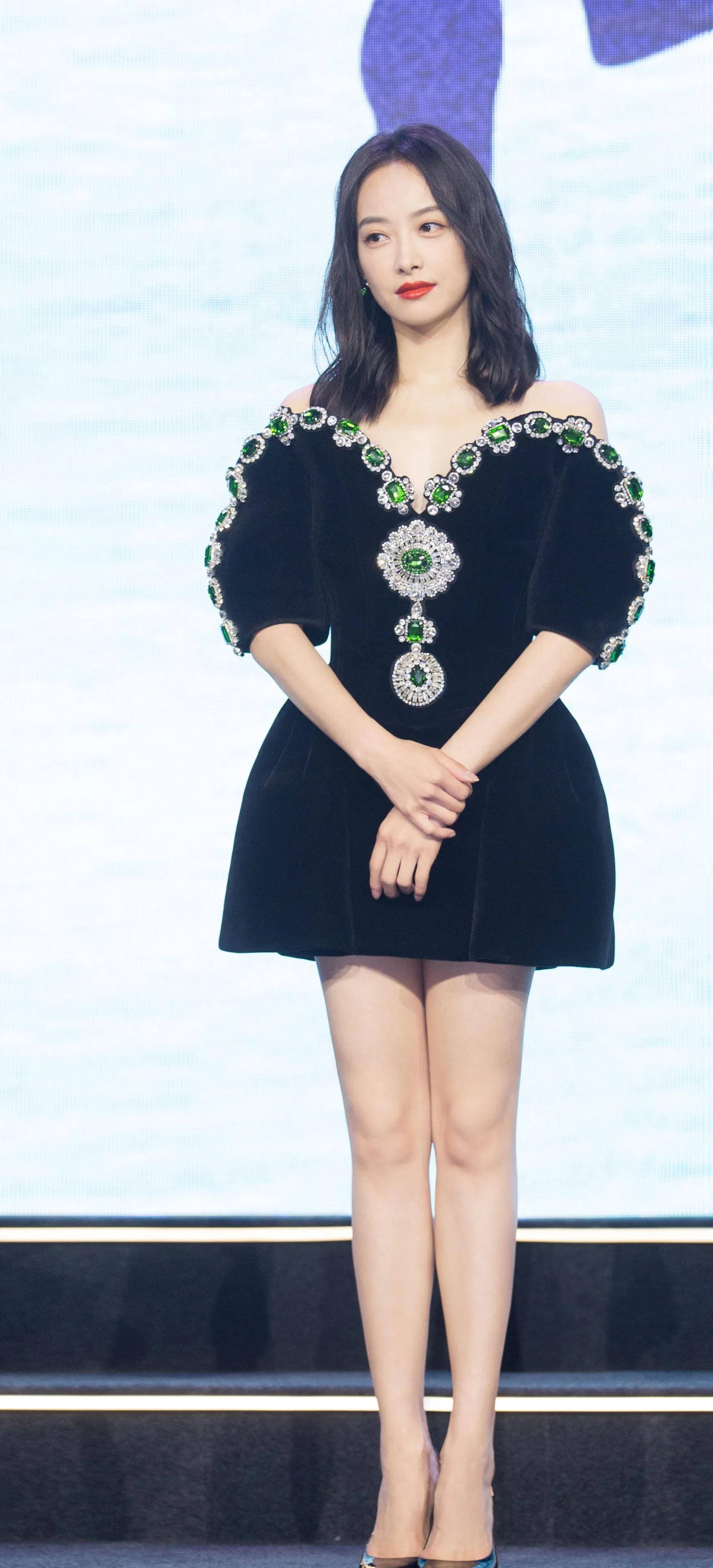 阔别多日来一波美女宋茜高清无水印壁纸_中国_金鹰_盛典