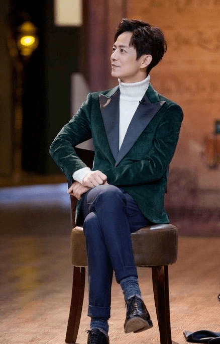 橙色西装外套下何炅还穿了一件军绿色内搭,绿色和橙色两种颜色穿在一