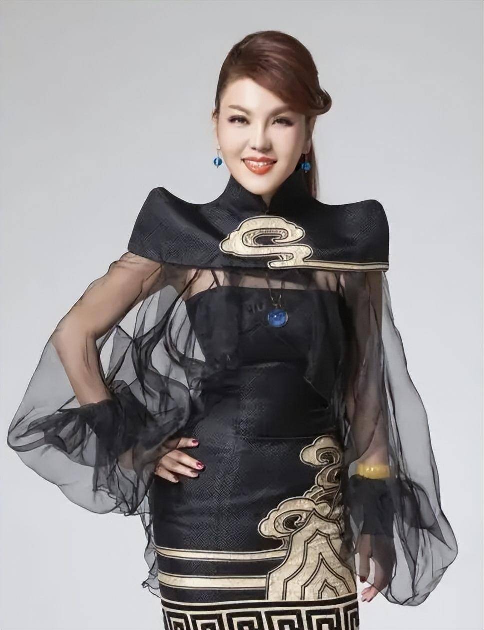 真真假假《套马杆》,图雅与托娅傻傻分不清,是谁在"躲汉子"?