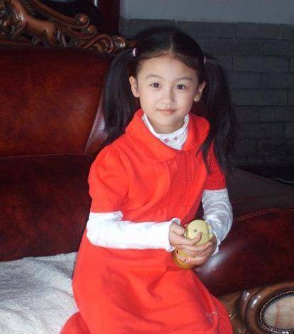 14岁备受质疑陆子艺2015年在《花千骨》中出演赵丽颖的徒弟幽若.