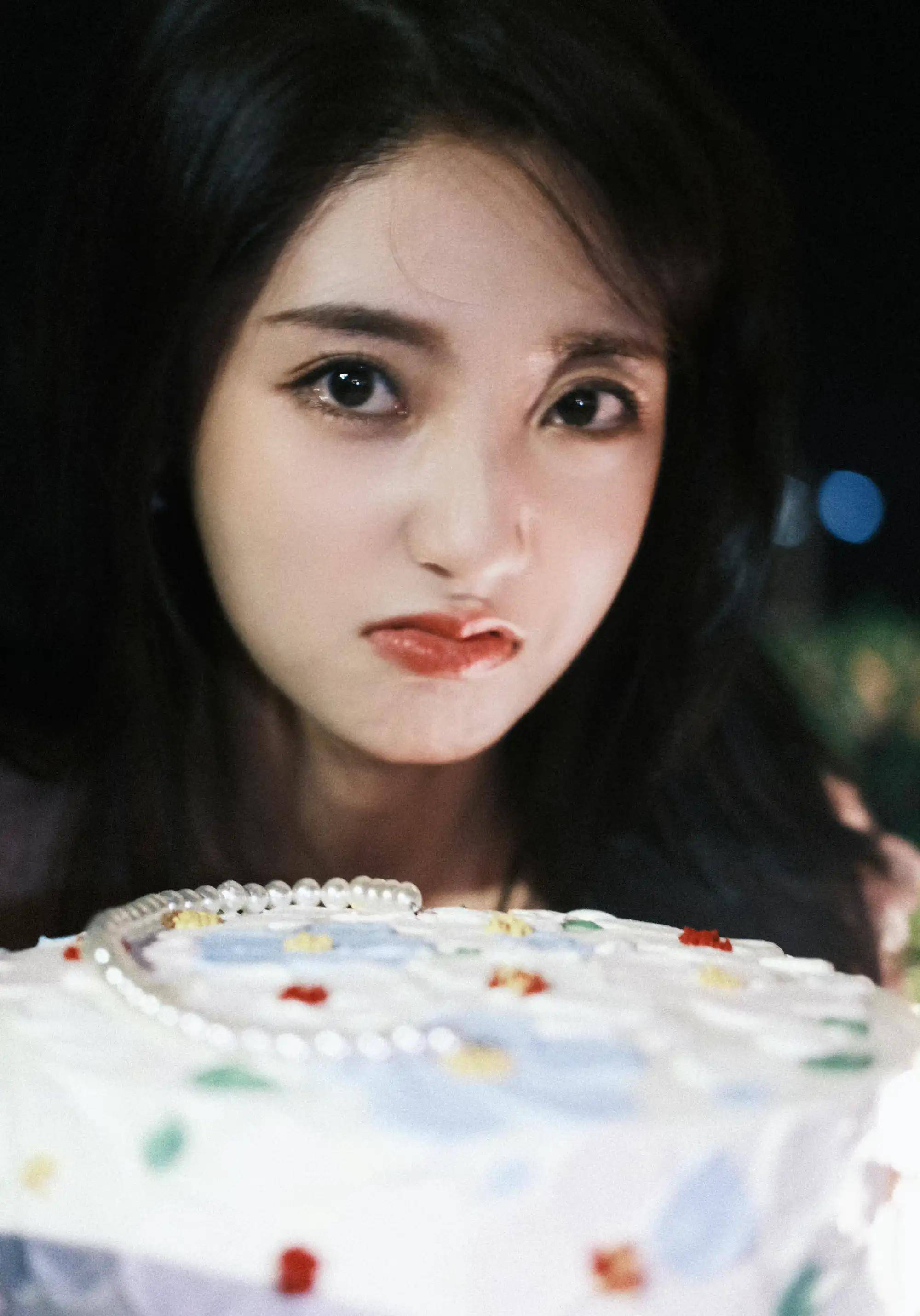 邢菲沙滩烛光生日大片_白色_蛋糕_女孩