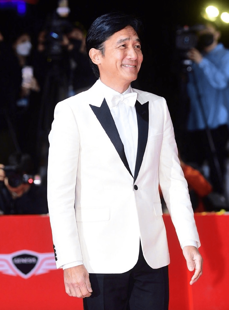 梁朝伟出席釜山电影节红毯,穿西装笑容腼腆,现场粉丝欢呼人气高_亚洲