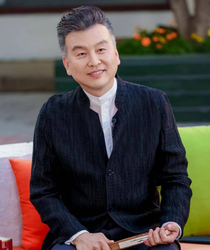 央视著名主持人张泽群:55岁是个幸福的孩子,老婆的身份还是个谜