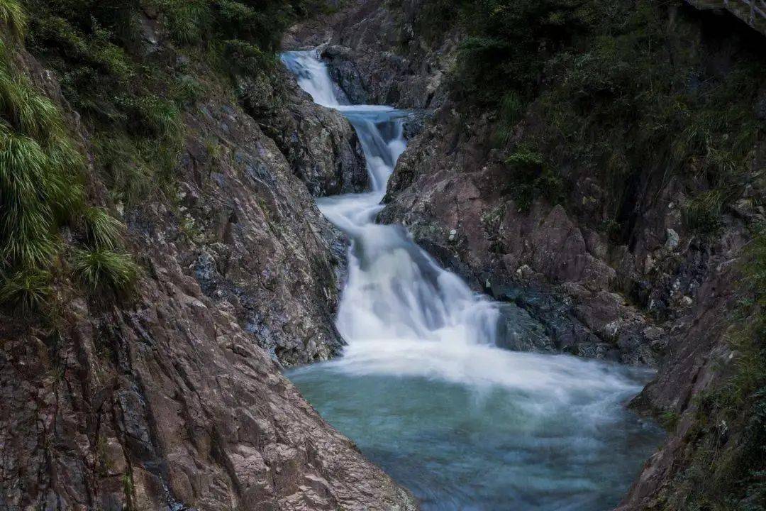 九珠潭景區位於高樓鎮杭山村,是國家aaaa級旅遊景區寨寮溪的主要景區