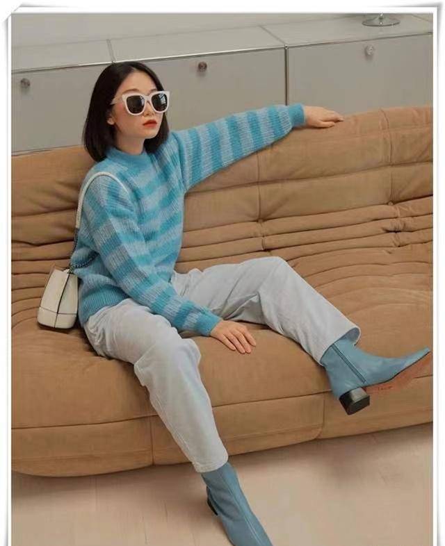 如果不喜欢纯湖蓝色的搭配,可以选择湖蓝色和灰色拼接的上衣,条纹款式