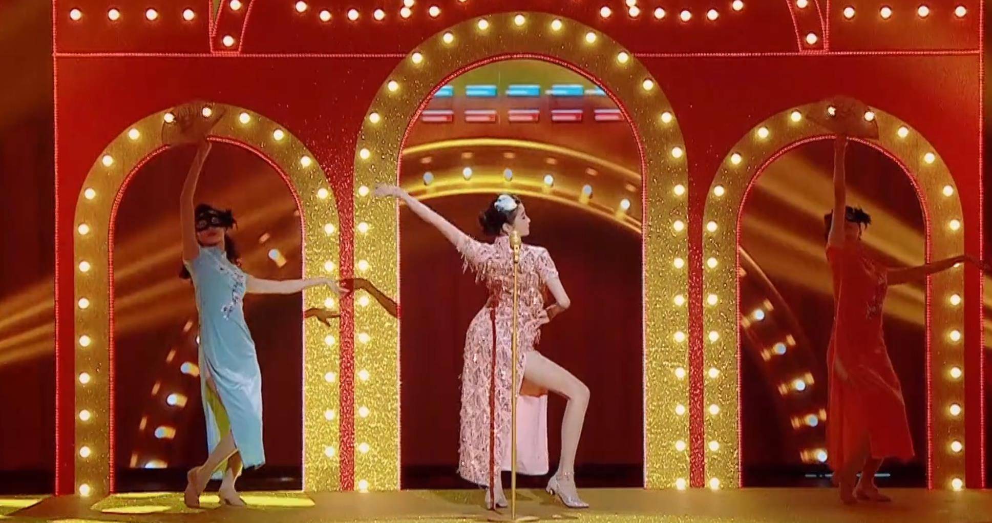 关晓彤穿高腰旗袍怕展露,谁注意她的防护措施?