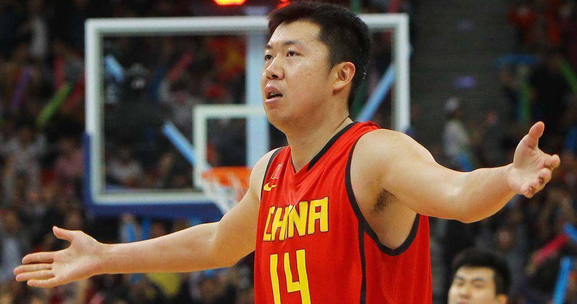 王治郅亮相央视,最新军衔曝光,未来或升将军_姚明_成绩_中锋