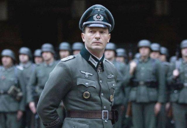 虽然党卫军军服外观上接近国防军,但是设计者却给它们加上了和军官一