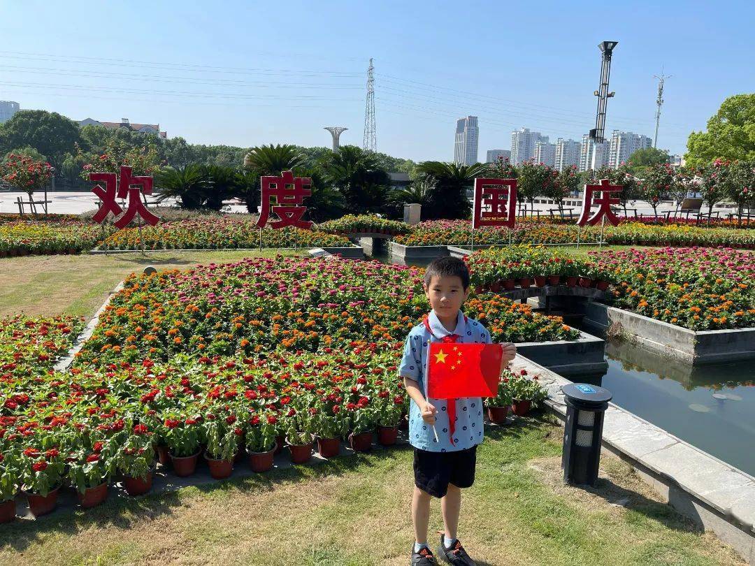 我和国旗合个影 定格最美中国红(二)_李想_张玉珠_爱国情