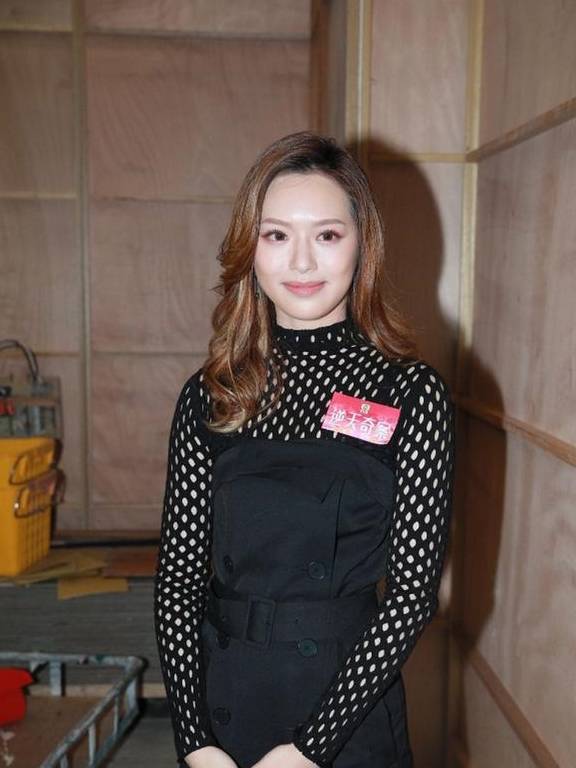 25岁港姐冯盈盈倒贴积蓄为男友买房,分手后3.