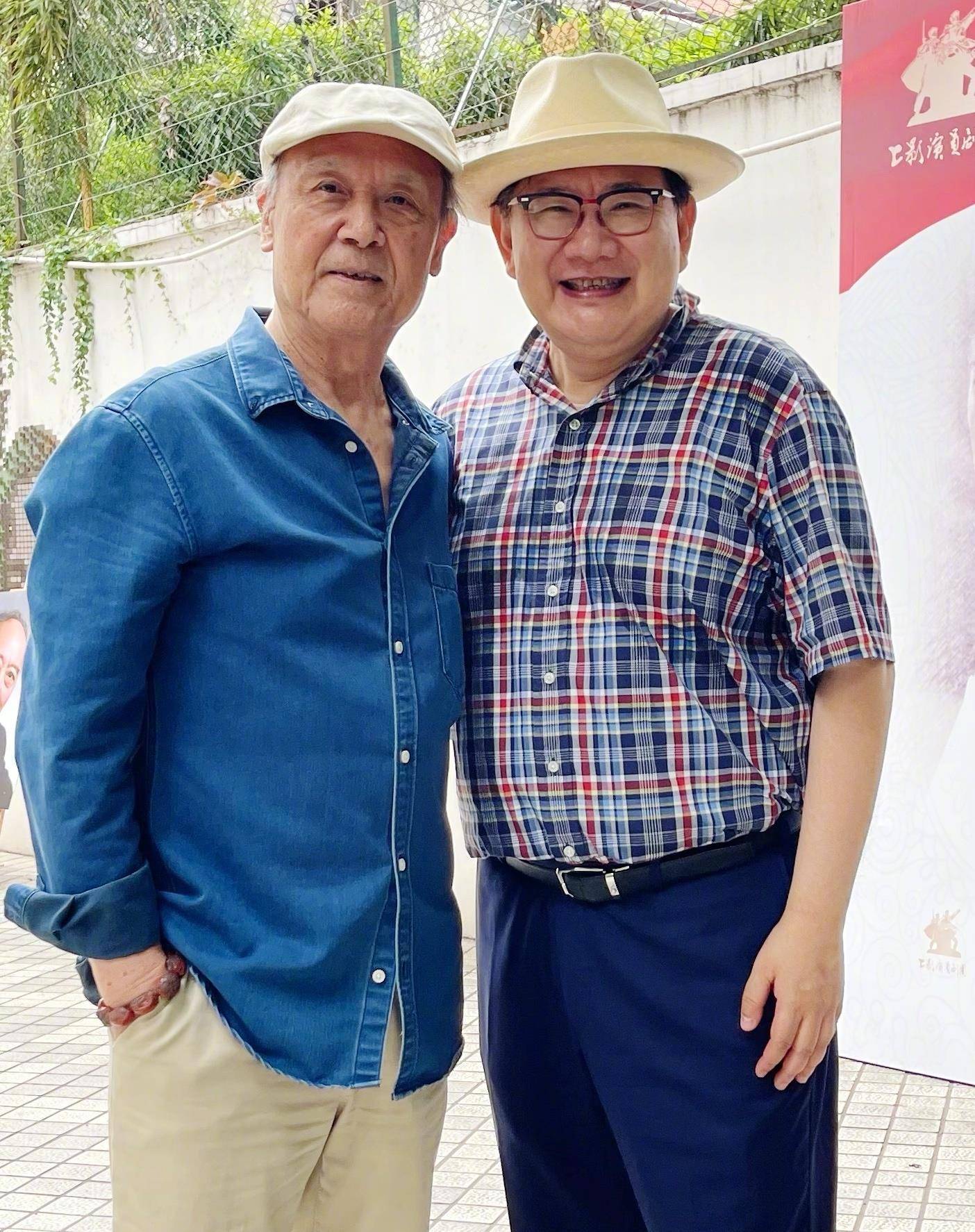 牛犇向梅满头白发,达式常帅气亮相_曹可凡_穿着_众人