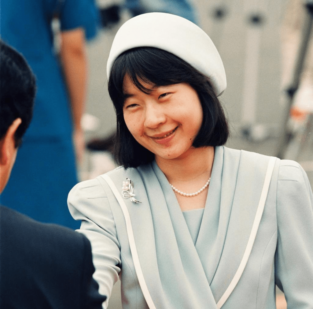 她深受民众喜爱,无论是认识清子的记者,还是宫内厅