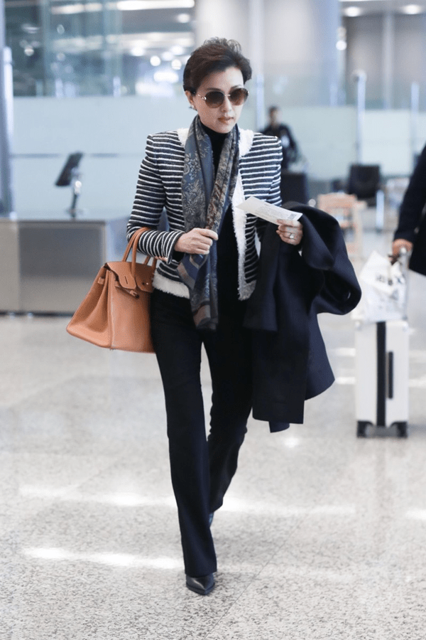 杨澜太有女企业家范儿!垫肩小香风配墨镜走机场,精致优雅又霸气?