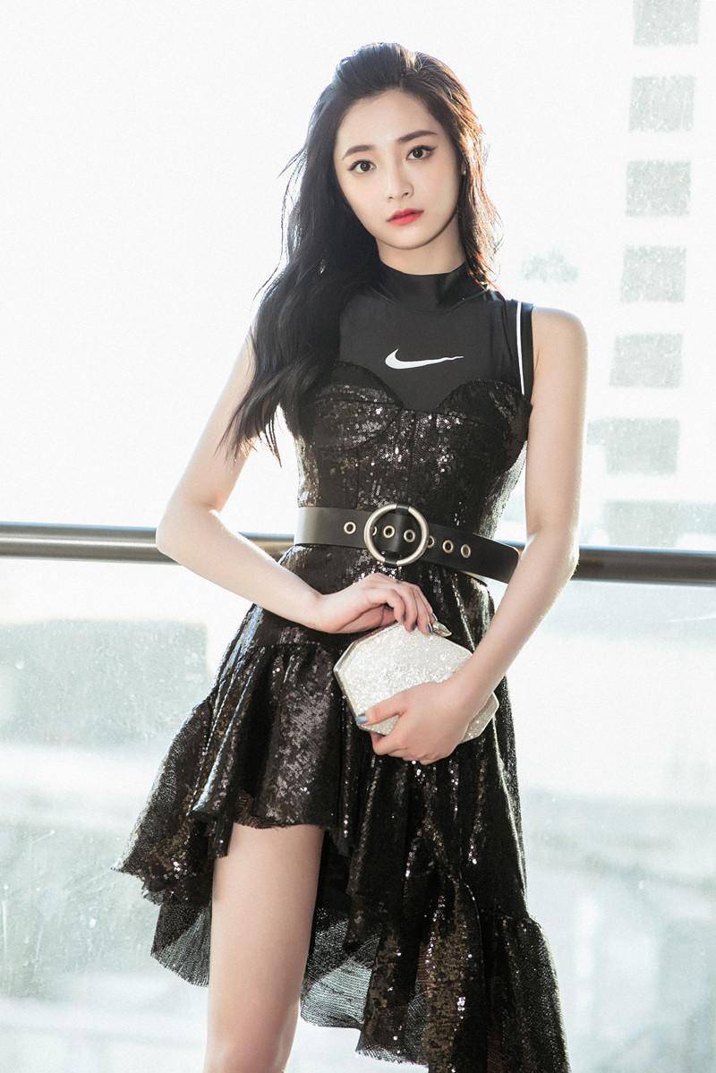 周洁琼在出道后便被评选为全球最美面孔第99名,在此次排名中周子瑜