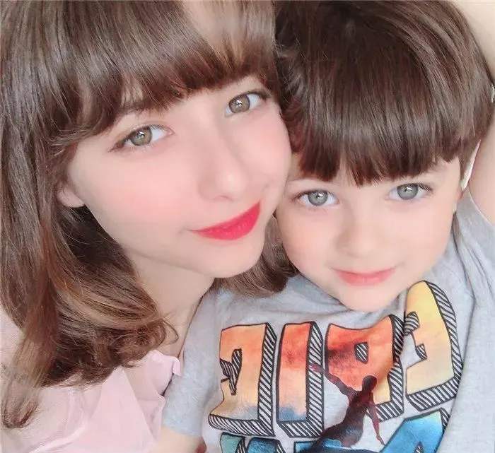 拥有5国基因的"超级混血儿"走红,年仅15岁,颜值身材双在线_岚莉_父母