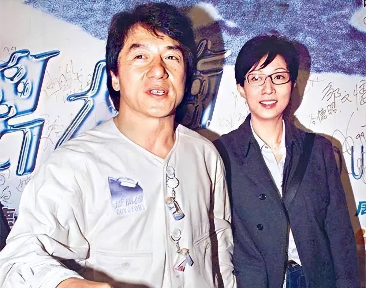 也有澄清说,直到叶崇仁出车祸去世之前,成龙就介入两人之间,和吴绮莉