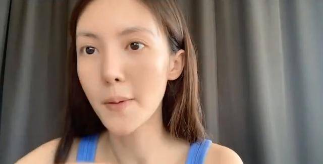 金晨出镜过程中现"嘴斜眼歪",左右脸不对称引热议_网友_表情_改动