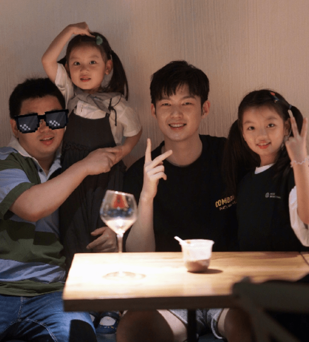 阿拉蕾晒10岁生日照,亭亭玉立堪称等比例长大,和妹妹互动有爱_董力