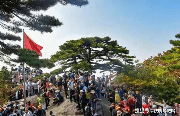 国庆节黄金周，安徽黄山游客爆满；游客被堵山上10分钟走一米路程