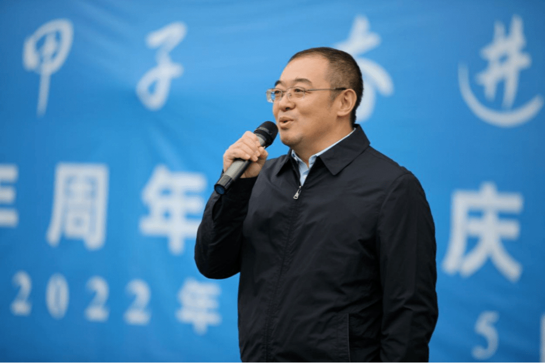 本次共有8支球队参加比赛,其中包含5支校友组成的球队,以及西北大学教