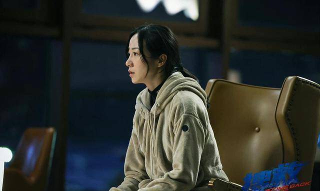 中不知所措,眼眶又红了,死死抓住最后一根稻草无奈地乞求"还有可能吗?