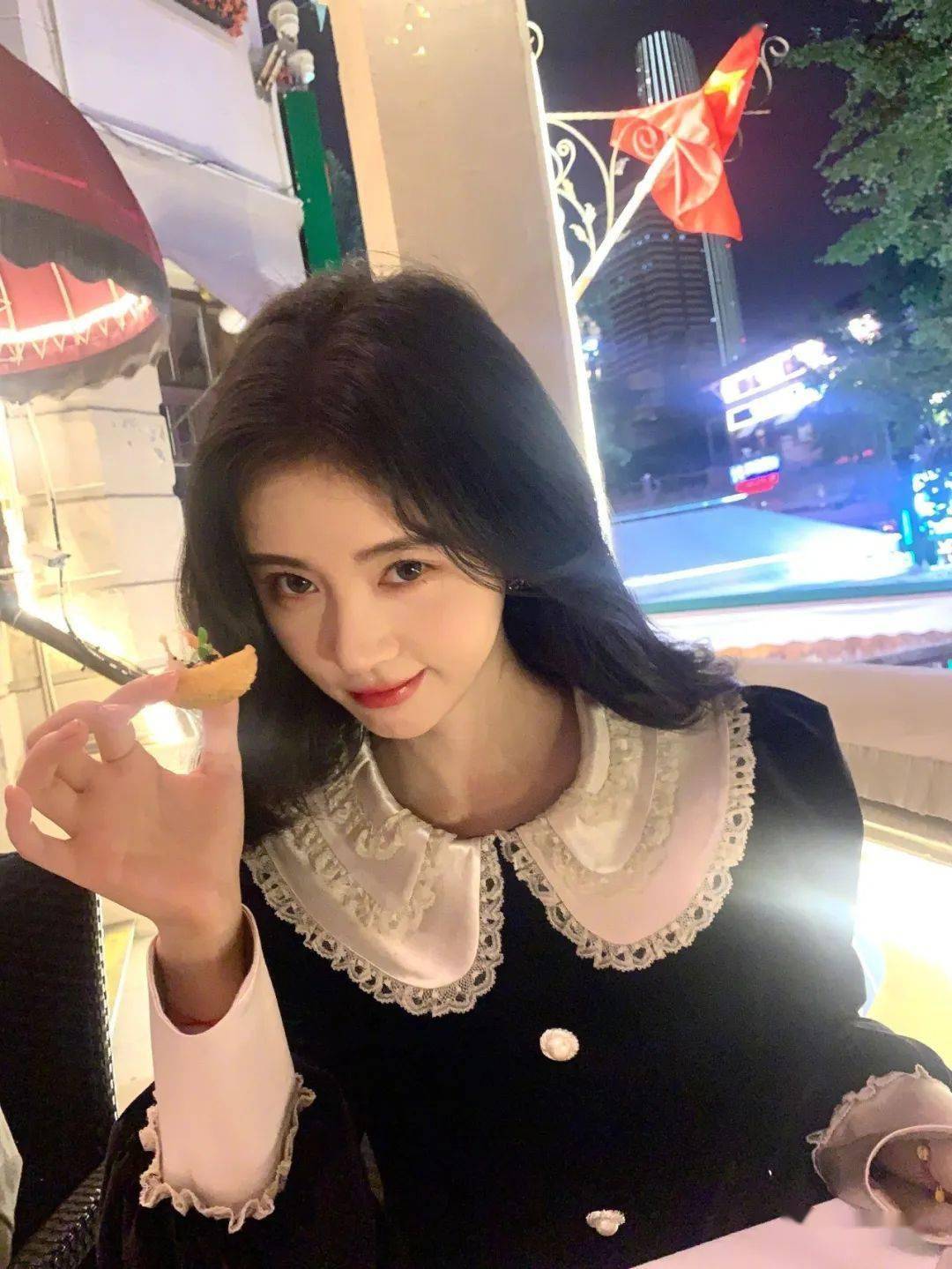10月5日,鞠婧祎晒出一组生活照,照片中,鞠婧祎身穿黑色1娃娃领连衣裙