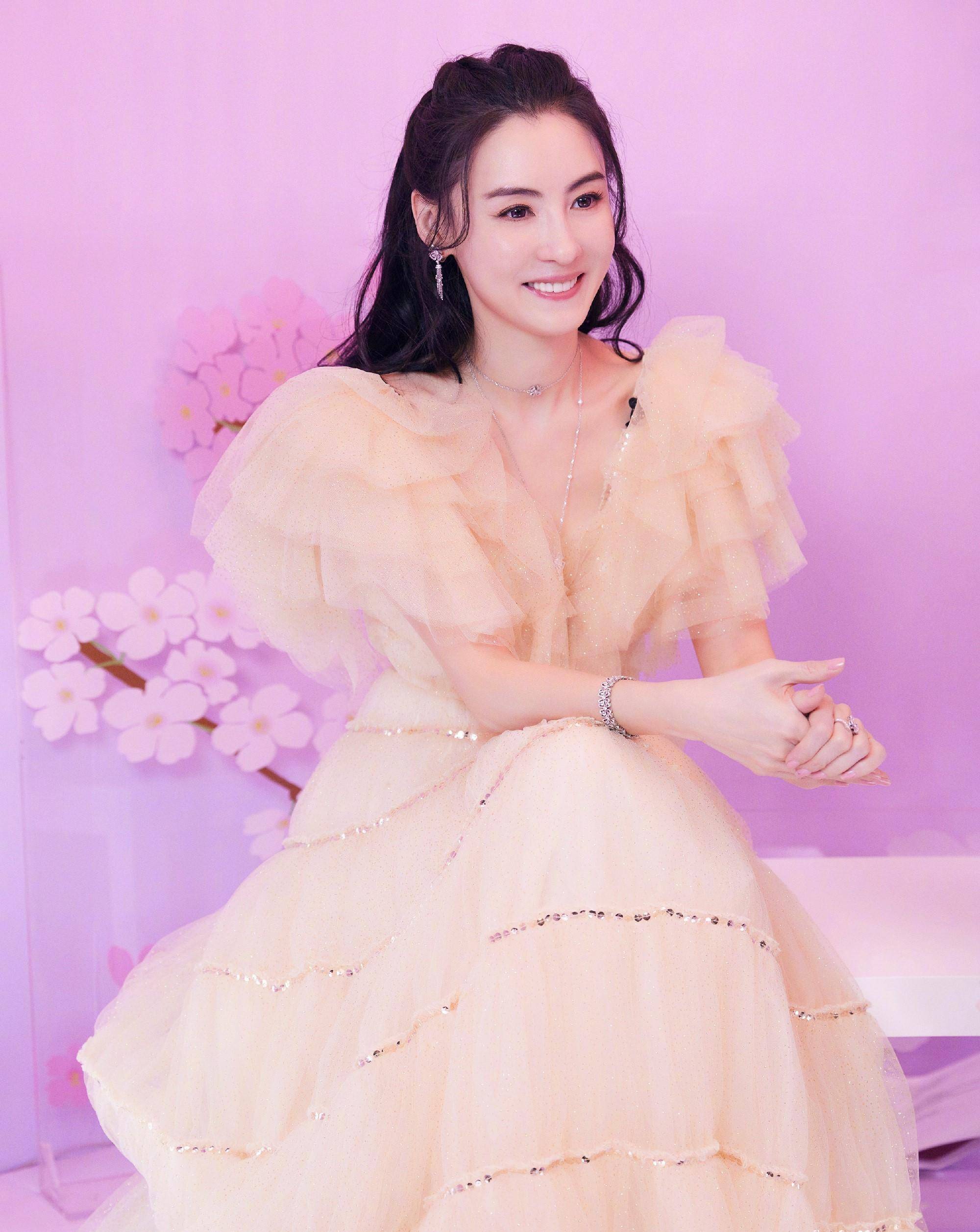 小林青霞罕见穿公主裙亮相,"侧颜"被赞好清纯,40岁仍不见老态_气质_新