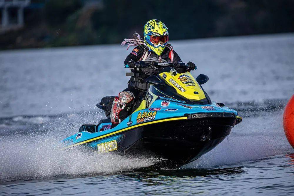 海南万宁摩托艇队陈杉在广西比赛中获得冠军_全国_坐式_亚军