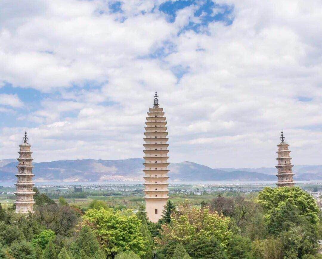 中国现存最高的座塔之一，风景美如仙境，竟有九位皇帝在此出家