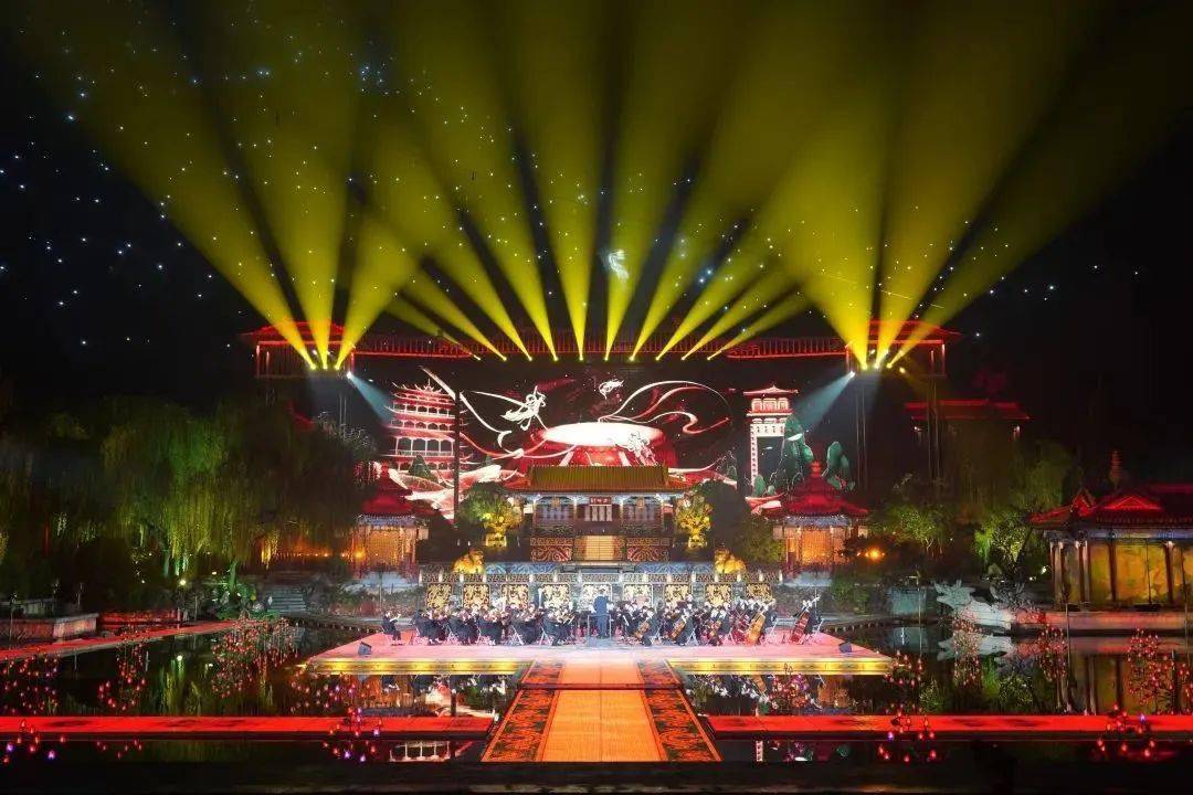 景观欣赏为主体,将不同类型的音乐作品,结合华清宫九龙湖舞台舞美技术
