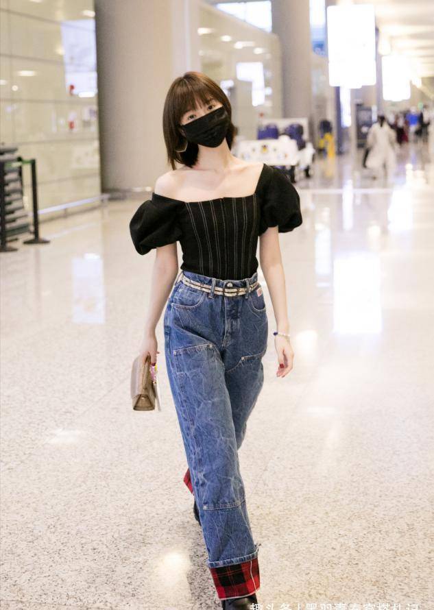 毛晓彤时髦现身,穿吊带衫暴露排骨身材,163穿牛仔裤卷起一大截