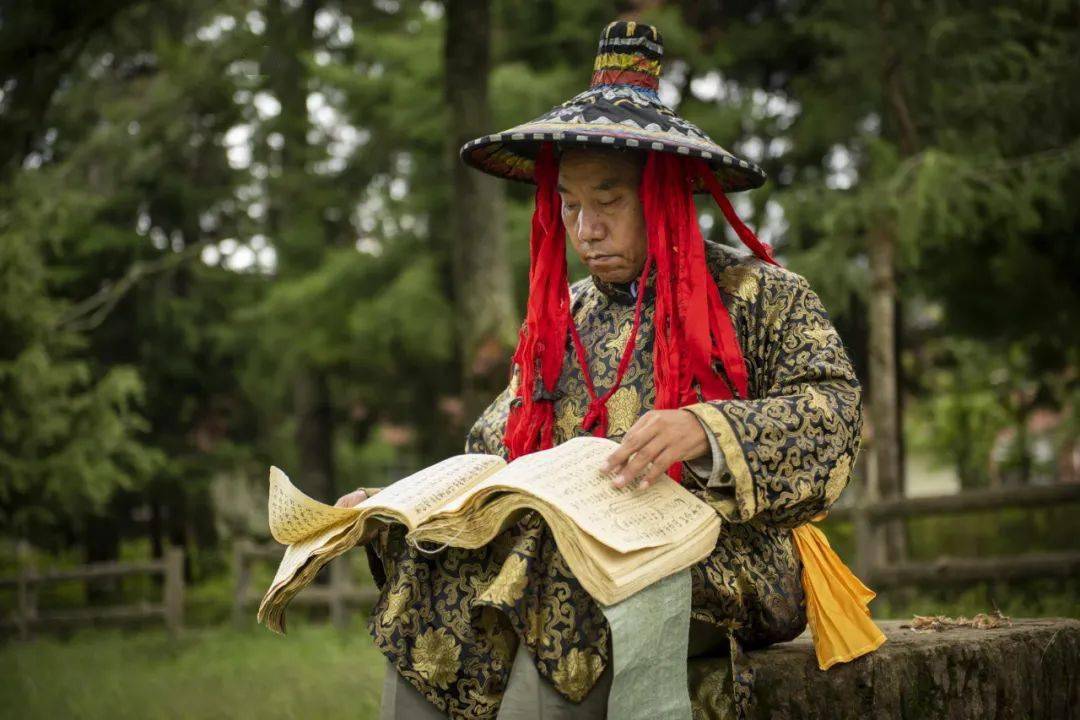 67一个古彝文古彝俗传承人的情怀——记滇中北昔罗婺部彝族当代毕摩