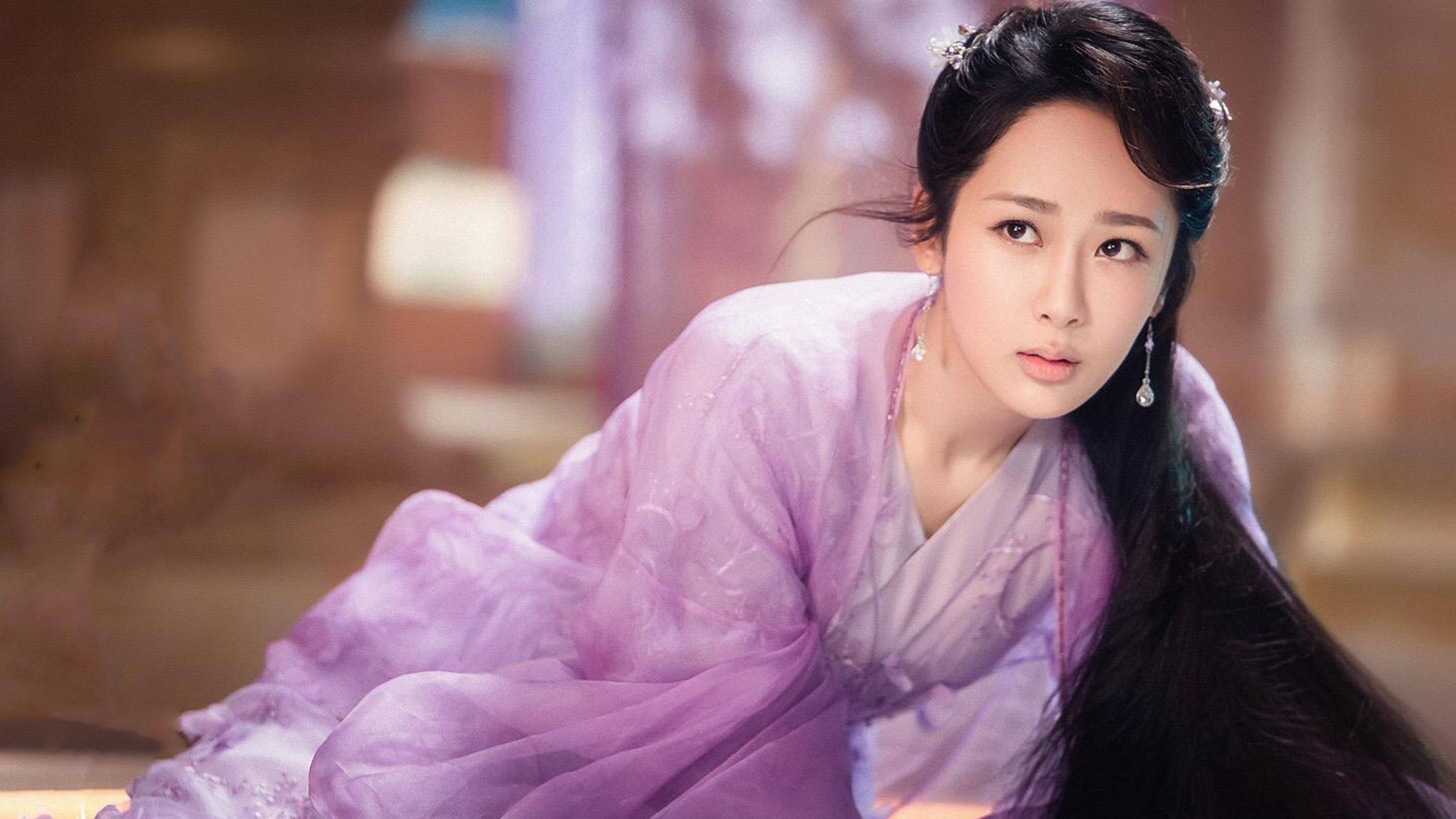 正能量偶像杨紫,曾被前辈说丑劝转行,如今已是娱乐圈上层.