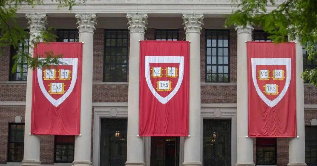 其中英国剑桥大学位居第一(4149人),新加坡国立大学第二(3654人),英国