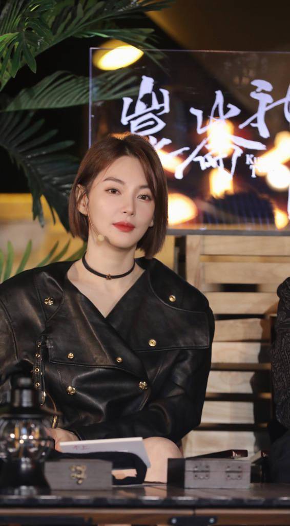 2022年10月6日,张雨绮皮衣造型出席网剧《昆仑神宫》大结局点映礼.