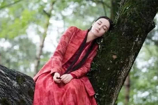 有一种仙叫做"躺树上睡觉",其他人都是女神,唯独她太真实_安以轩