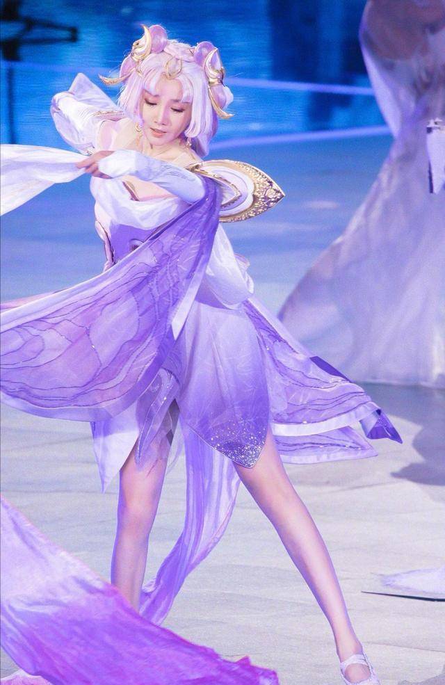 杨颖在某节目中cos了王者里的妲己,本来就长的美的杨颖,cos的妲己更是