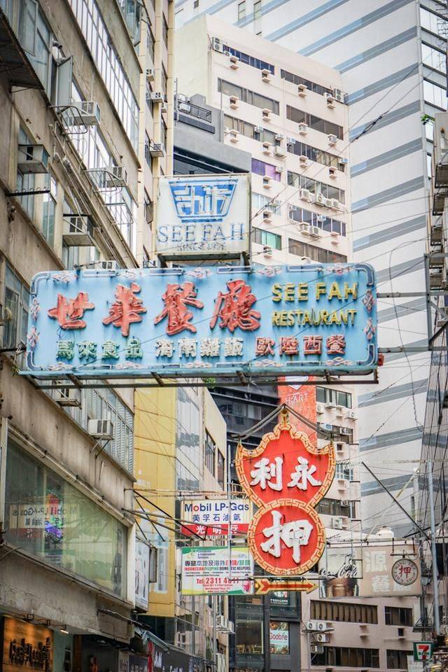 香港旅行逛到老城区，感受重庆大厦的魅力，仿佛置身电影片场
