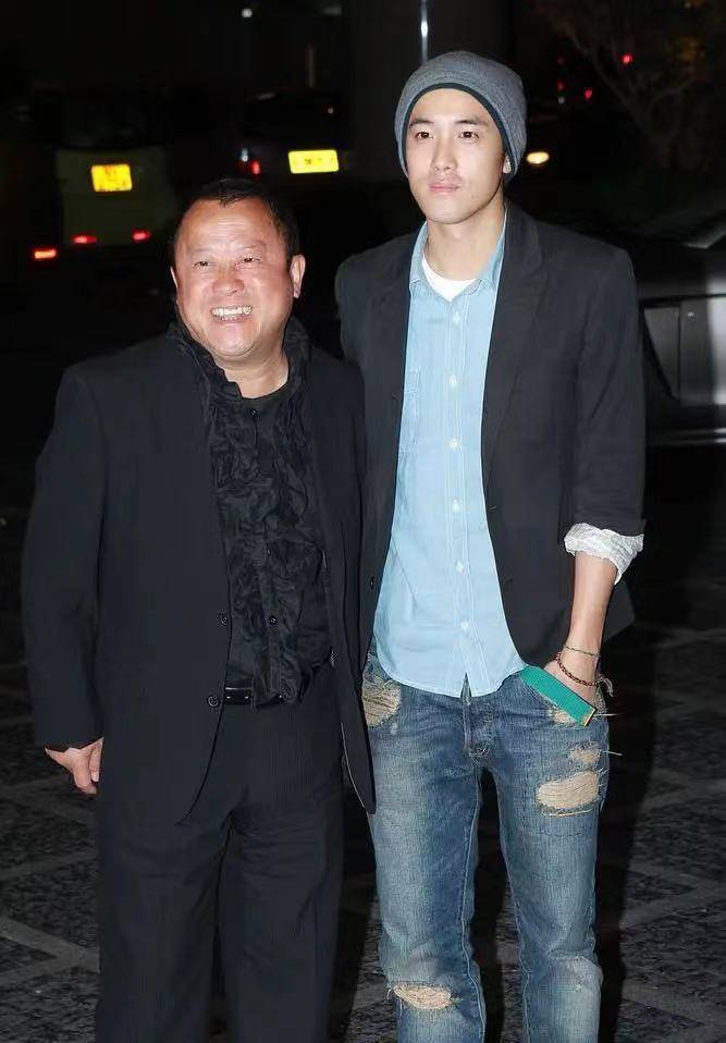 曾国祥是曾志伟和前妻朱锡珍所生的儿子,另一个儿子叫曾国猷.